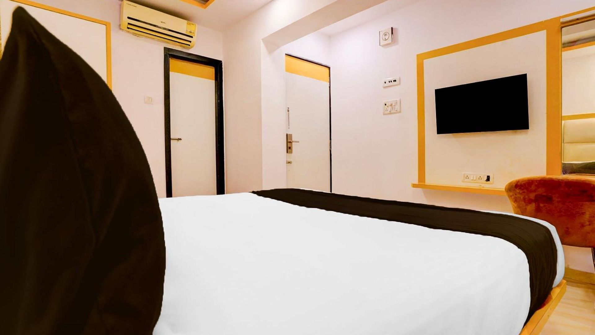 Hotel Collection O Andheri West Near Kokilaben Hospital