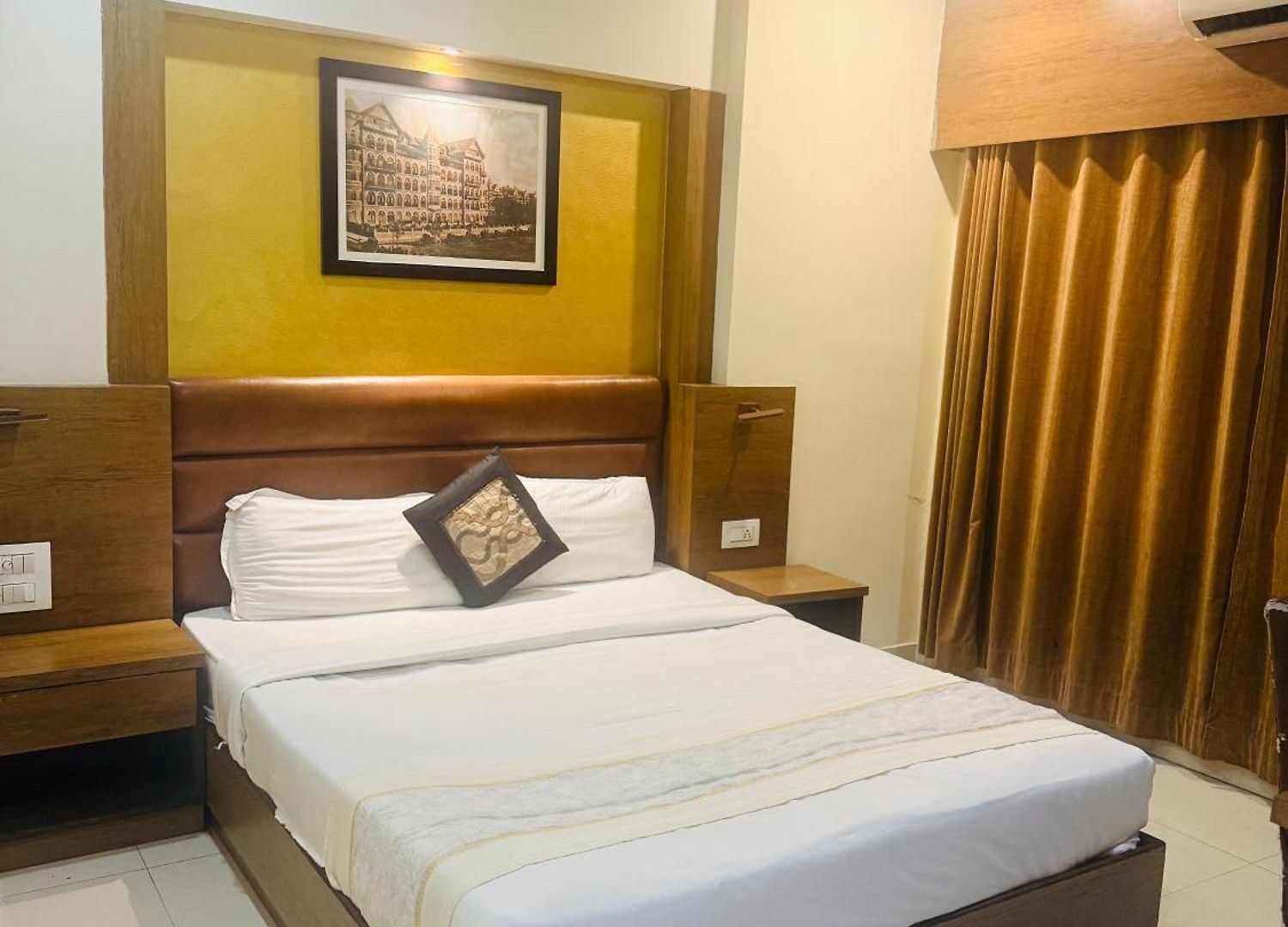 Crystal Luxury Inn- Bandra 3*