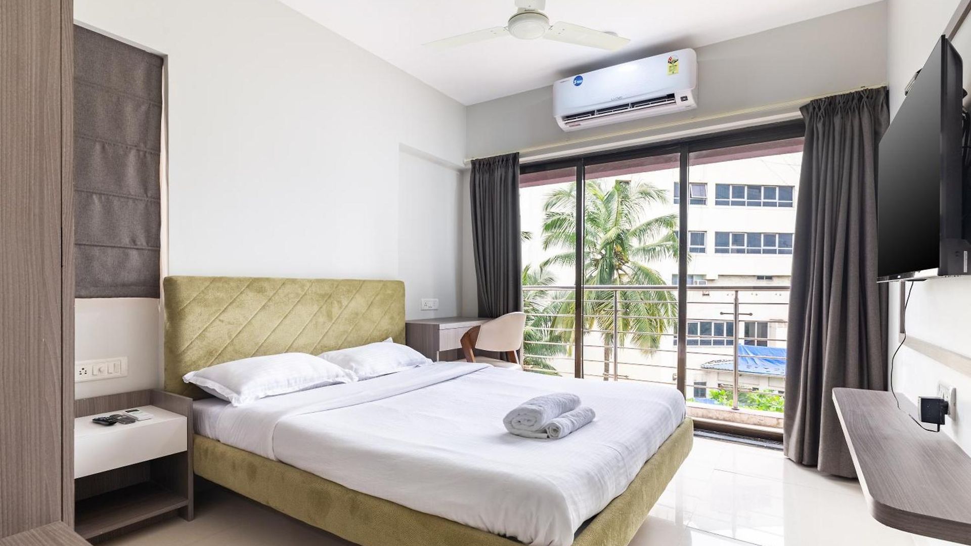 Treat Homes Service In Bkc Sindhuratna 503 Apartment *