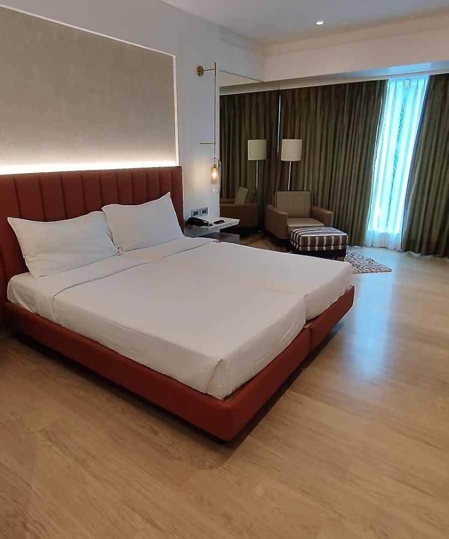 Mirage Hotel, International Airport 4*