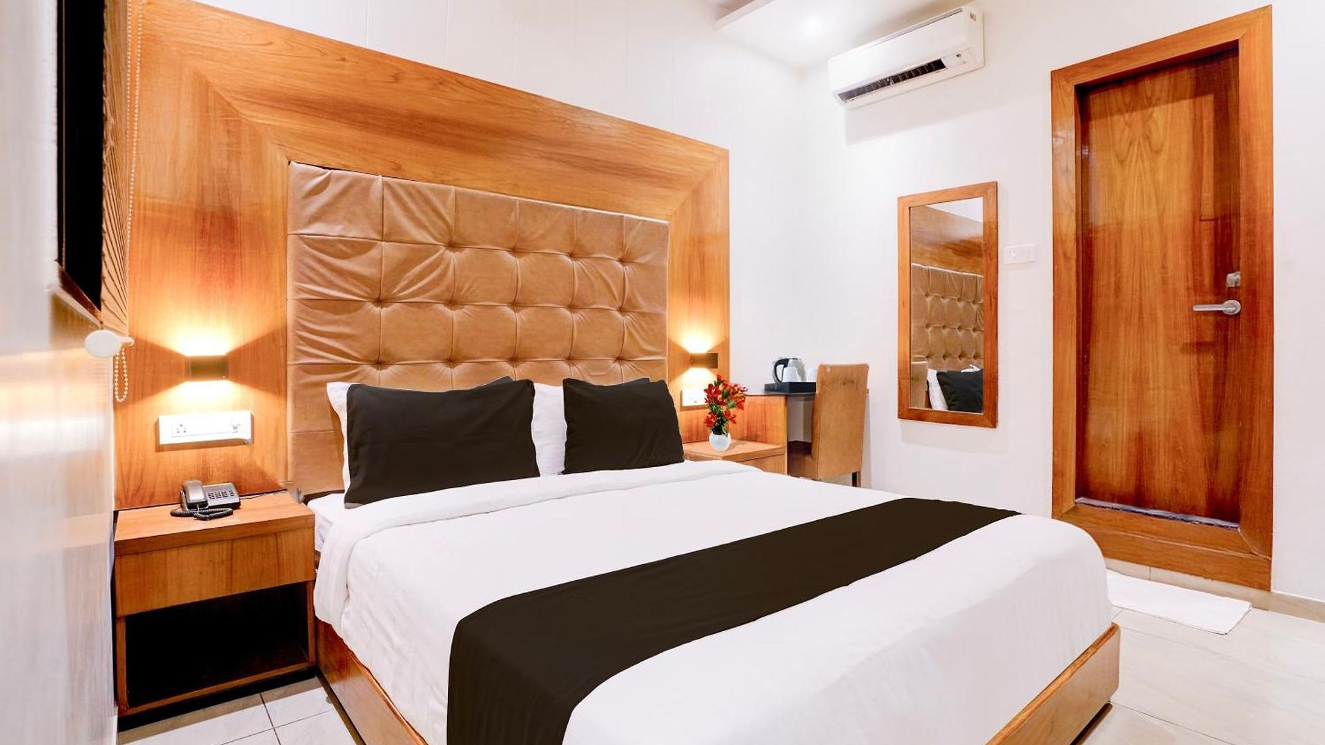 Super Townhouse Oak Times Square Le Western Hotel Mumbai