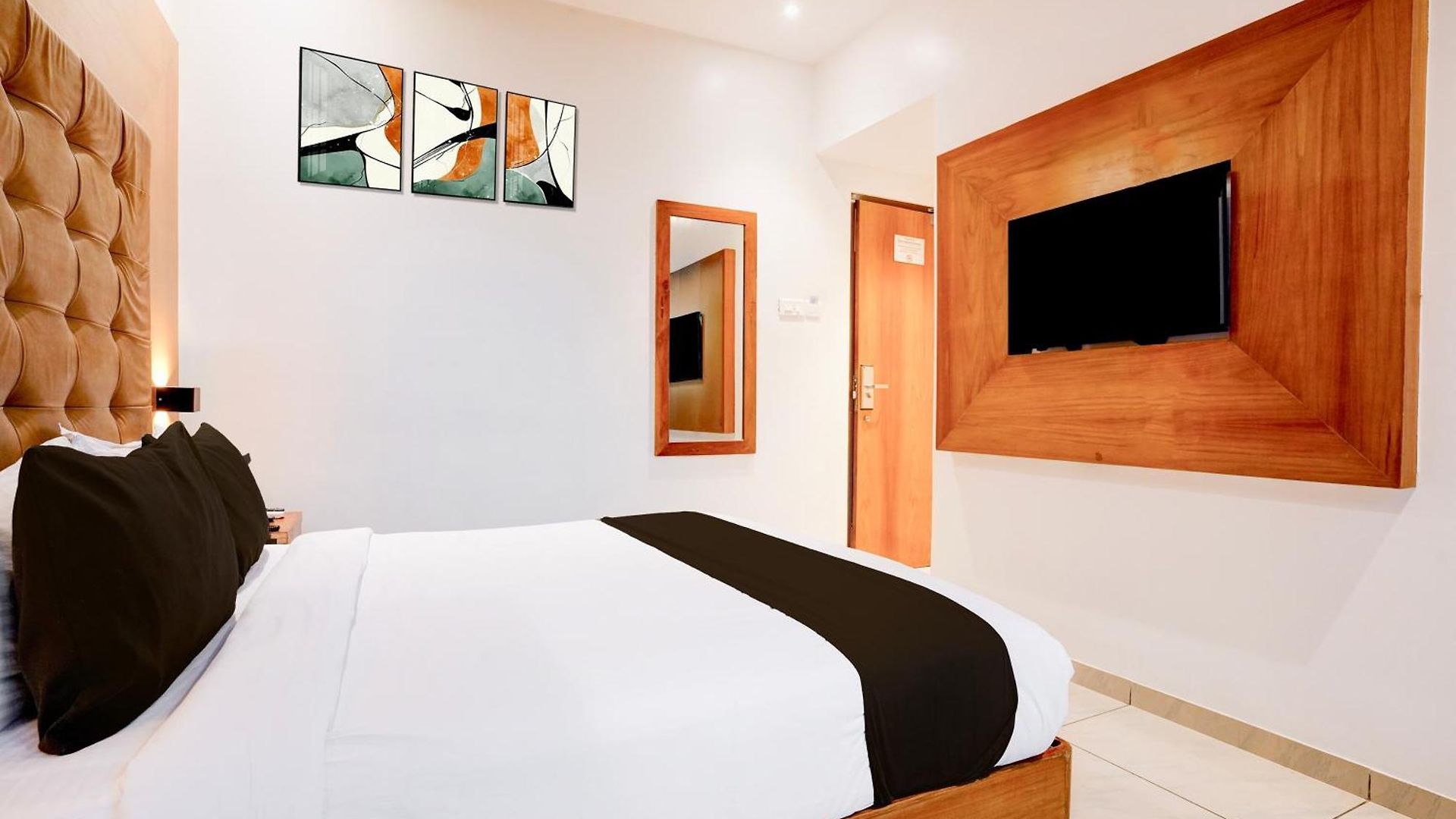 Hotel Super Townhouse Oak Times Square Le Western Mumbai