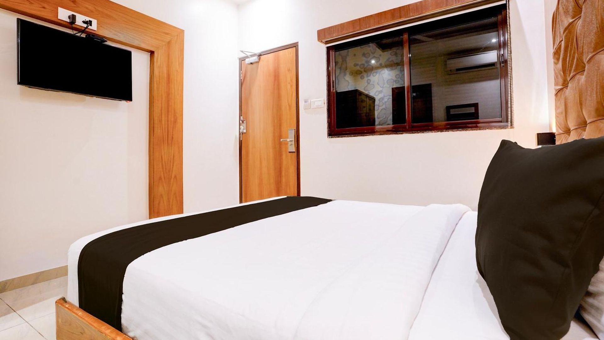 Super Townhouse Oak Times Square Le Western Hotel Mumbai