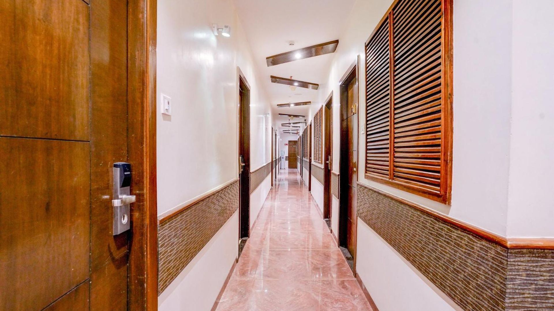 Hotel Super Townhouse Oak Times Square Le Western Mumbai