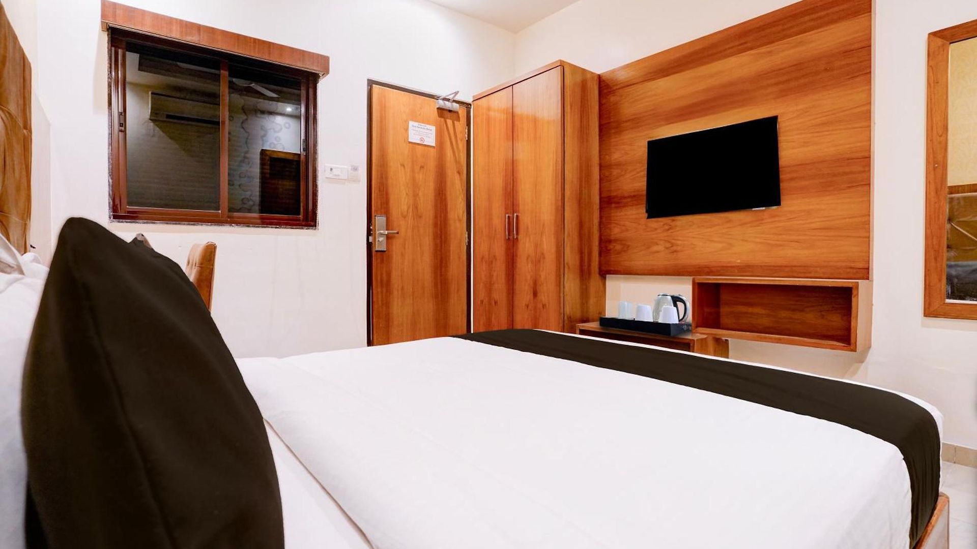 Super Townhouse Oak Times Square Le Western Mumbai
