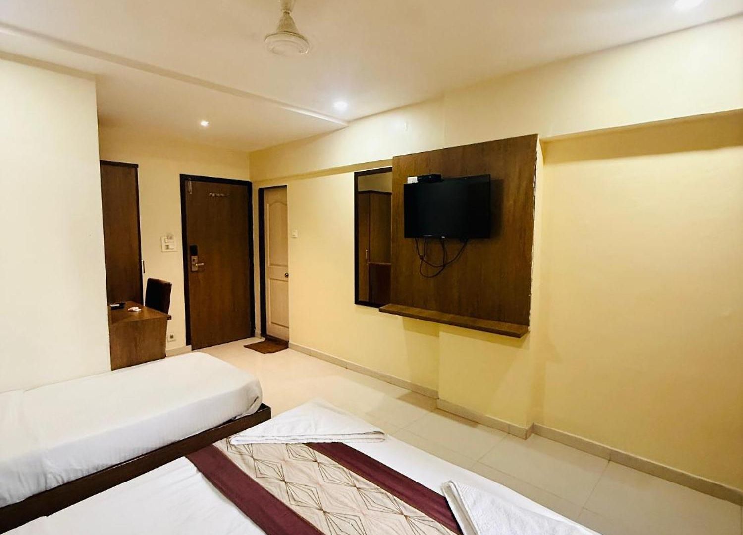 Crystal Luxury Inn- Bandra 3*