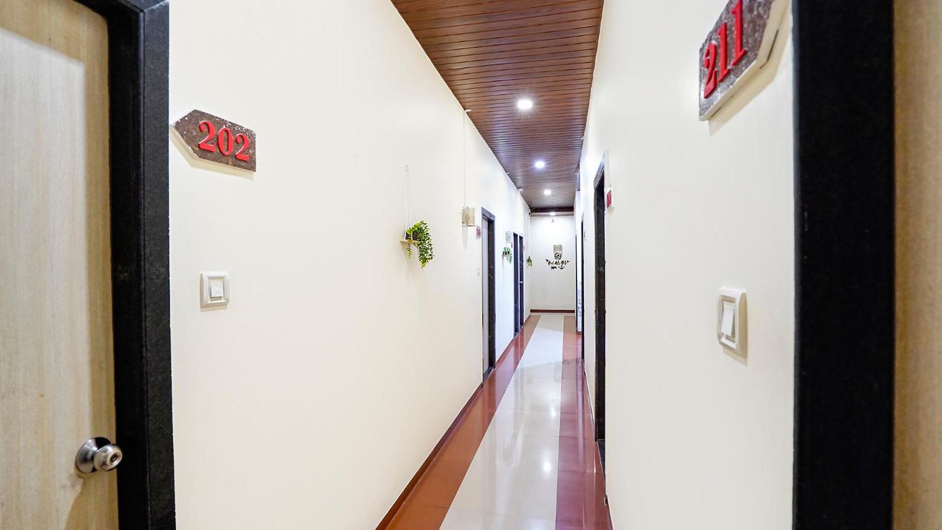 Via Kailash Park Hotel 2*