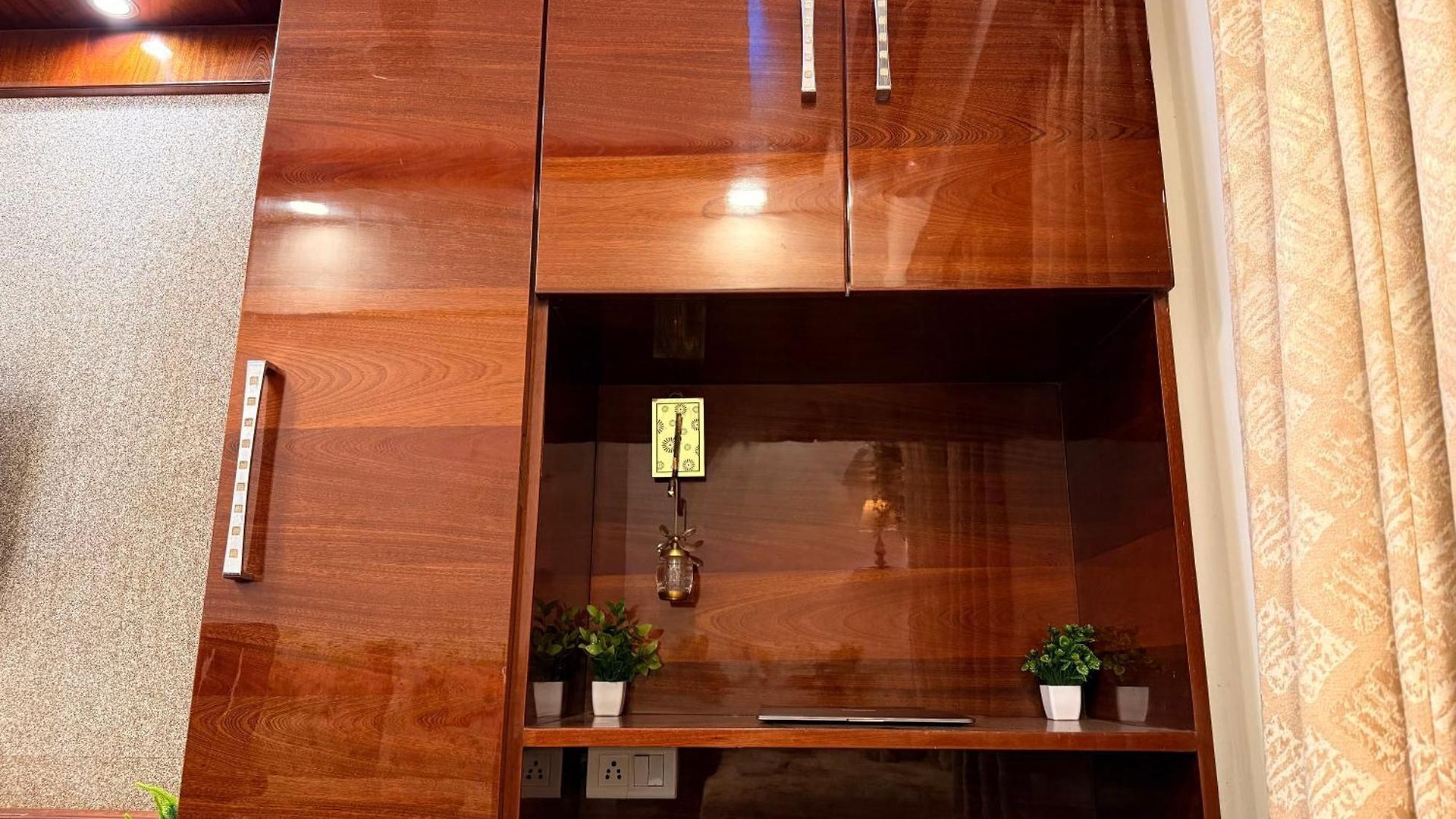 1bhk Modern Cozy Flat At Prime Location Livin Cove