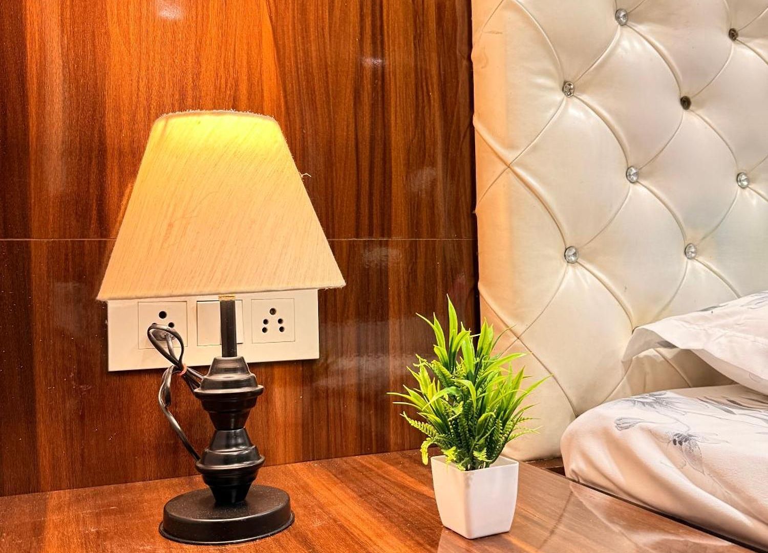 Apartment 1bhk Modern Cozy Flat At Prime Location Livin Cove *