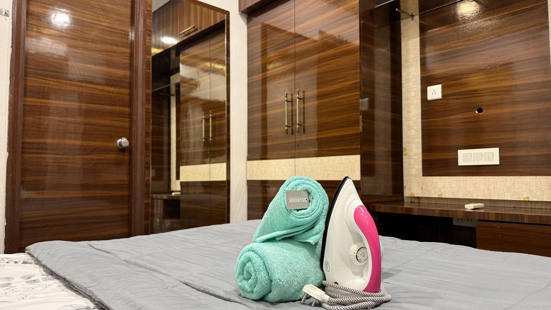1bhk Modern Cozy Flat At Prime Location Livin Cove