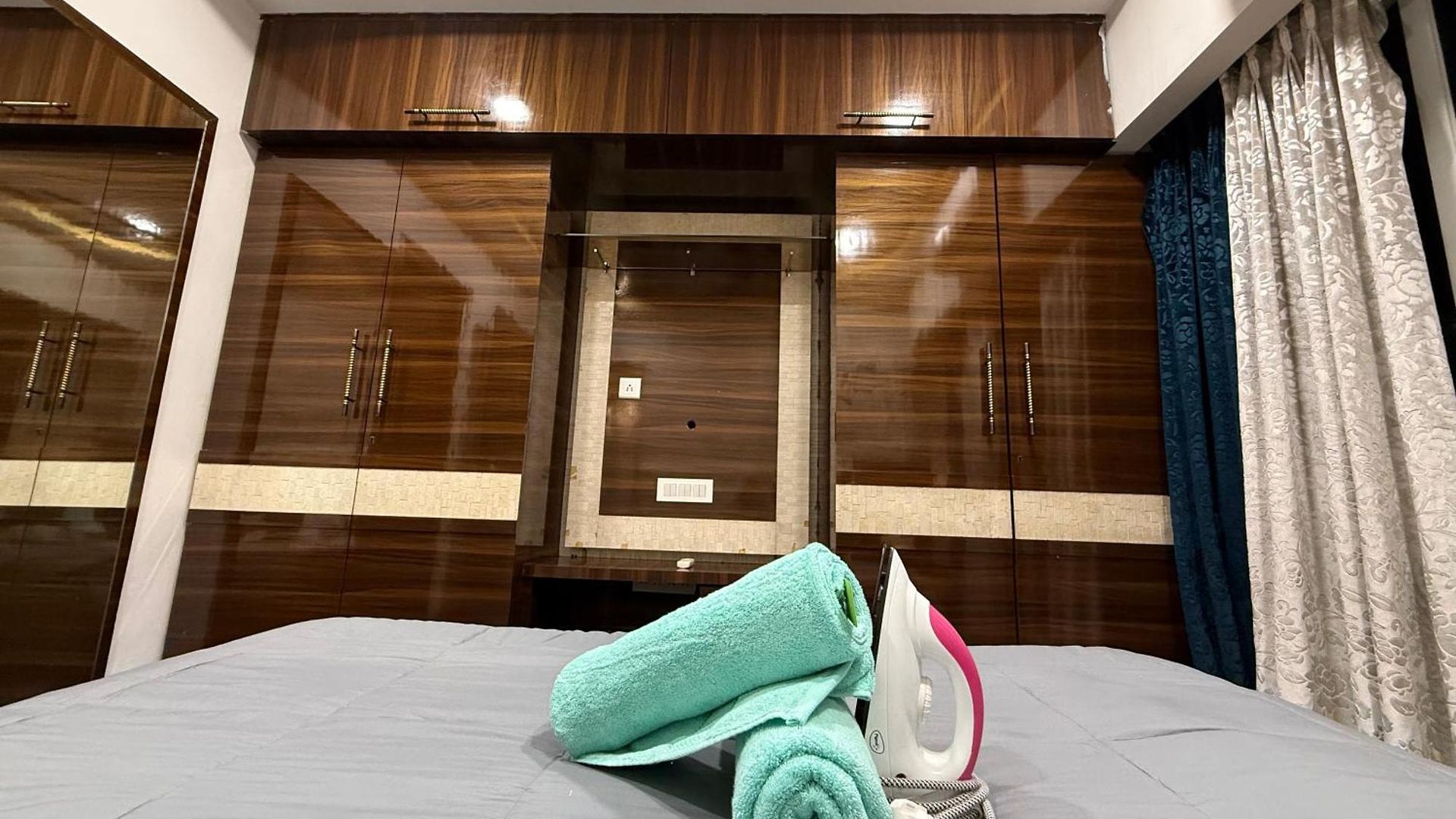1bhk Modern Cozy Flat At Prime Location Livin Cove Apartment