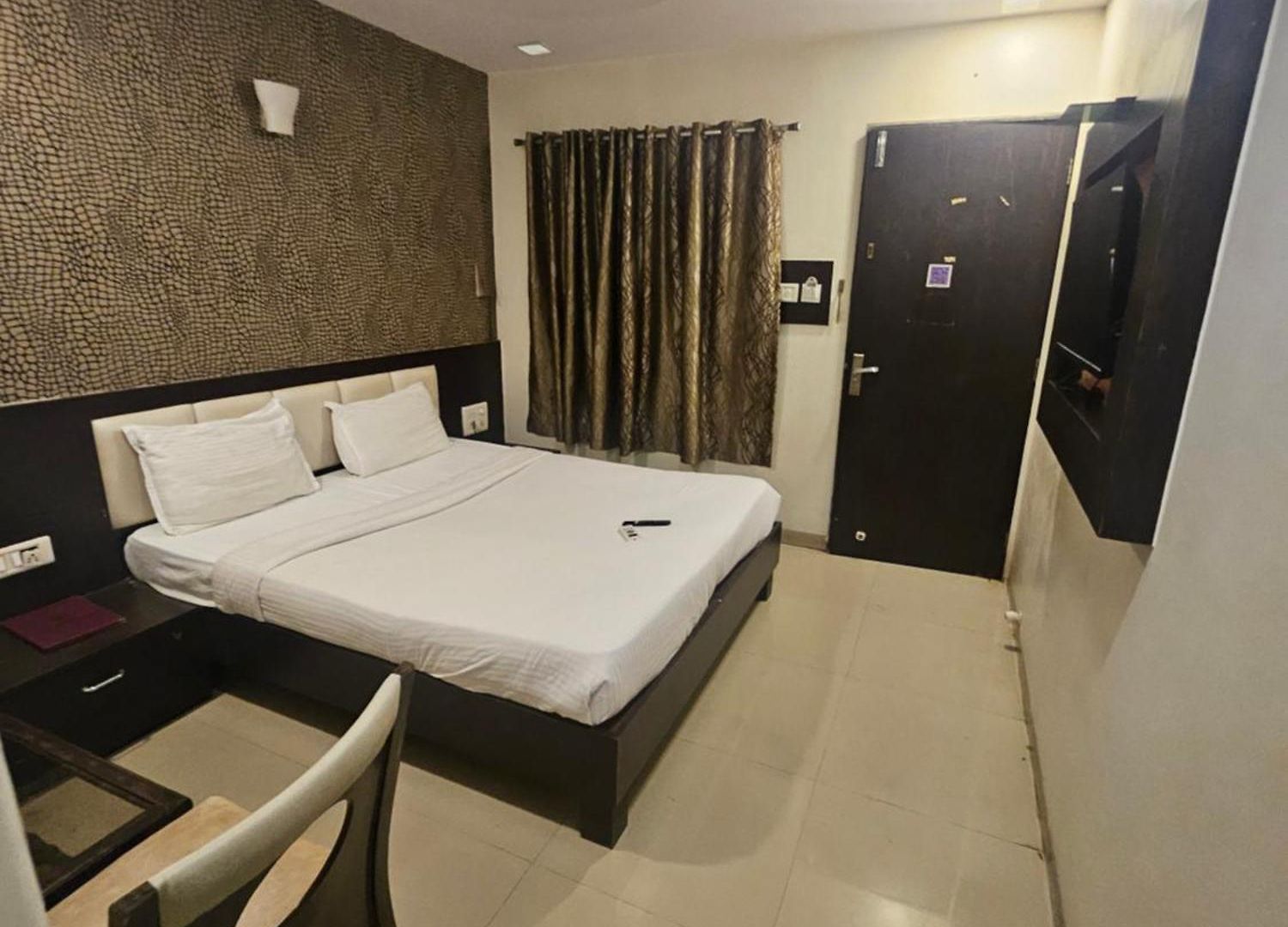 Prime Addore Palacee - Near Airport , Visa Consultant , Jio World Convention Centre Bkc Hotel