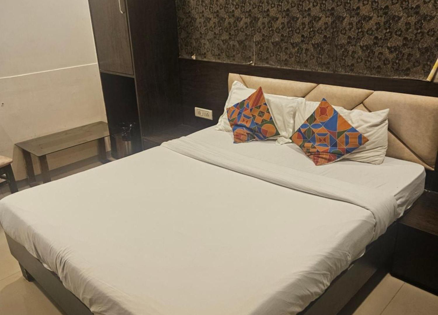 Prime Addore Palacee - Near Airport , Visa Consultant , Jio World Convention Centre Bkc Hotel