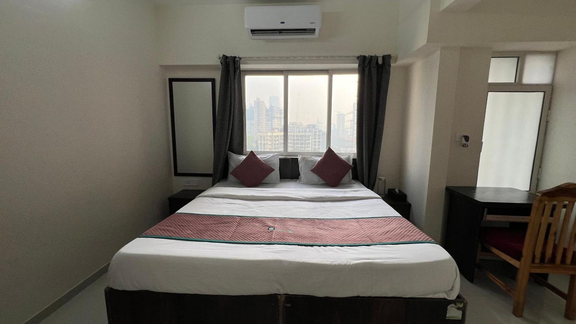 Pinaki Comfort Malad - Near Nesco & Oberoi Mall Hotel