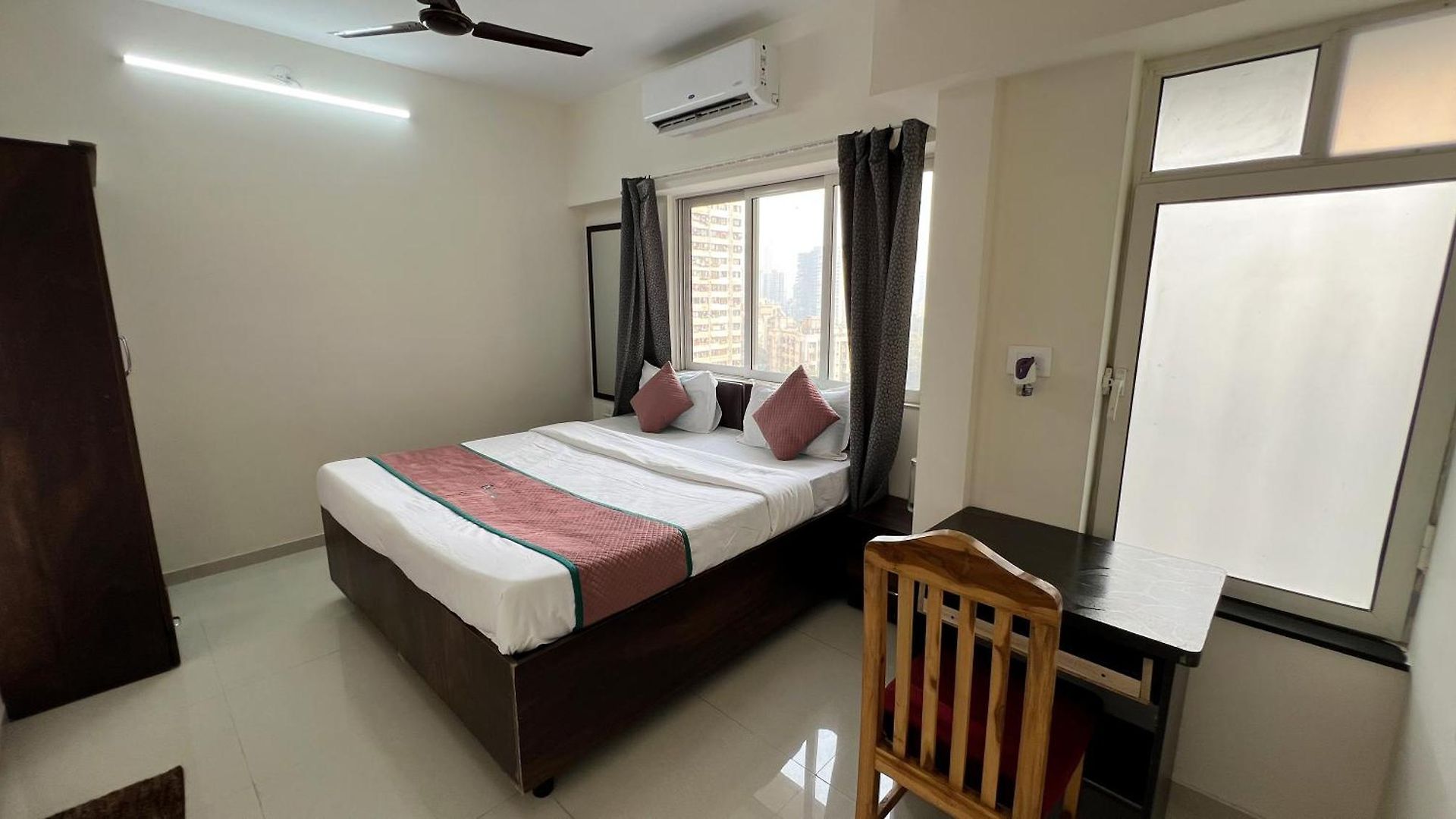 Pinaki Comfort Malad - Near Nesco & Oberoi Mall 3* Mumbai