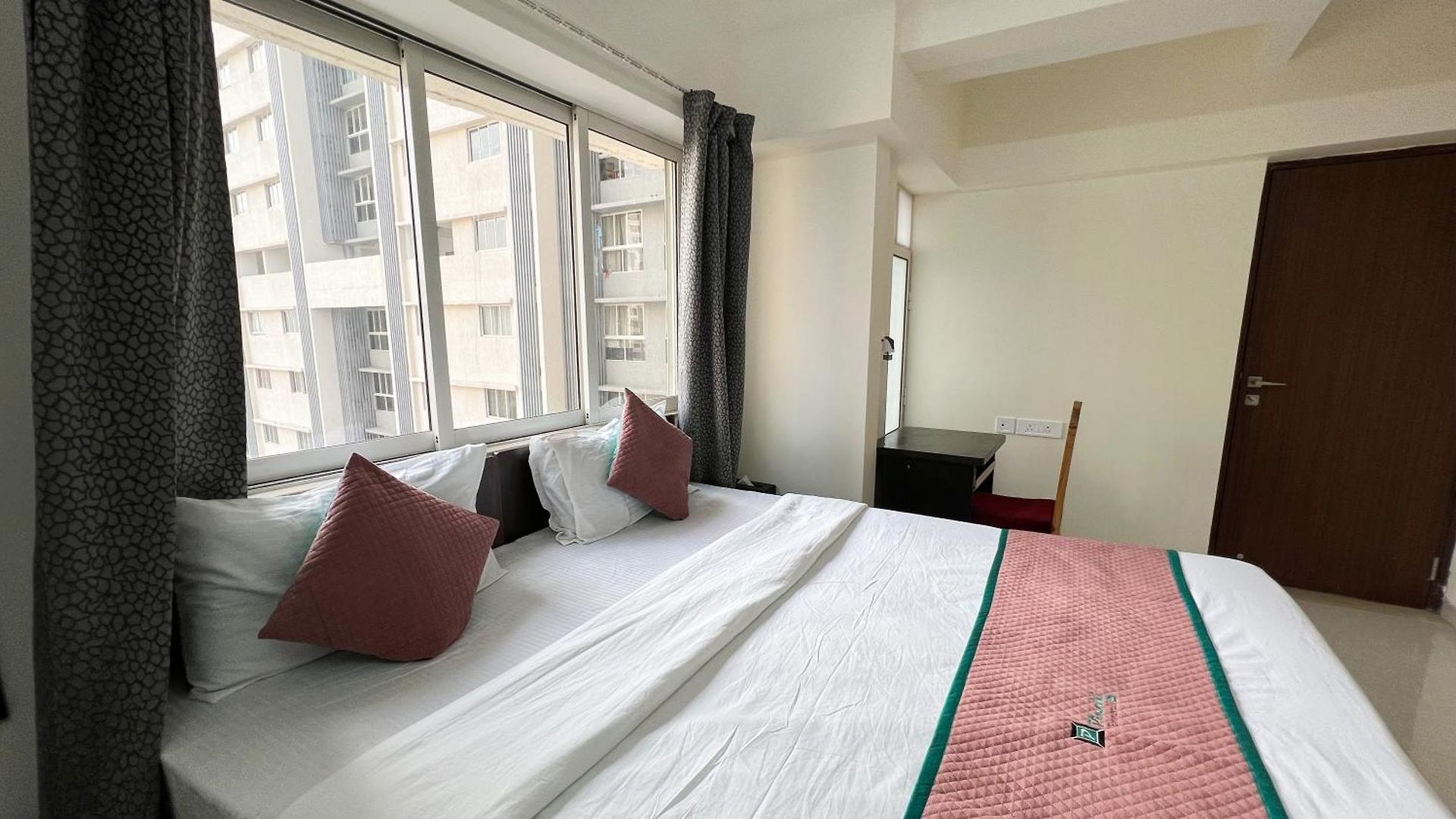 Pinaki Comfort Malad - Near Nesco & Oberoi Mall 3*