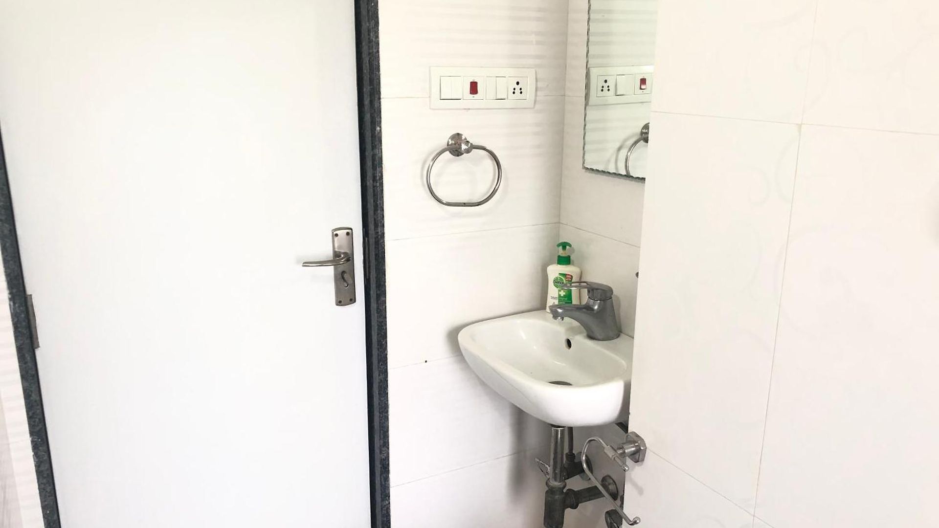 Treat Homes Service In Bkc Siddhant 401 Homestay