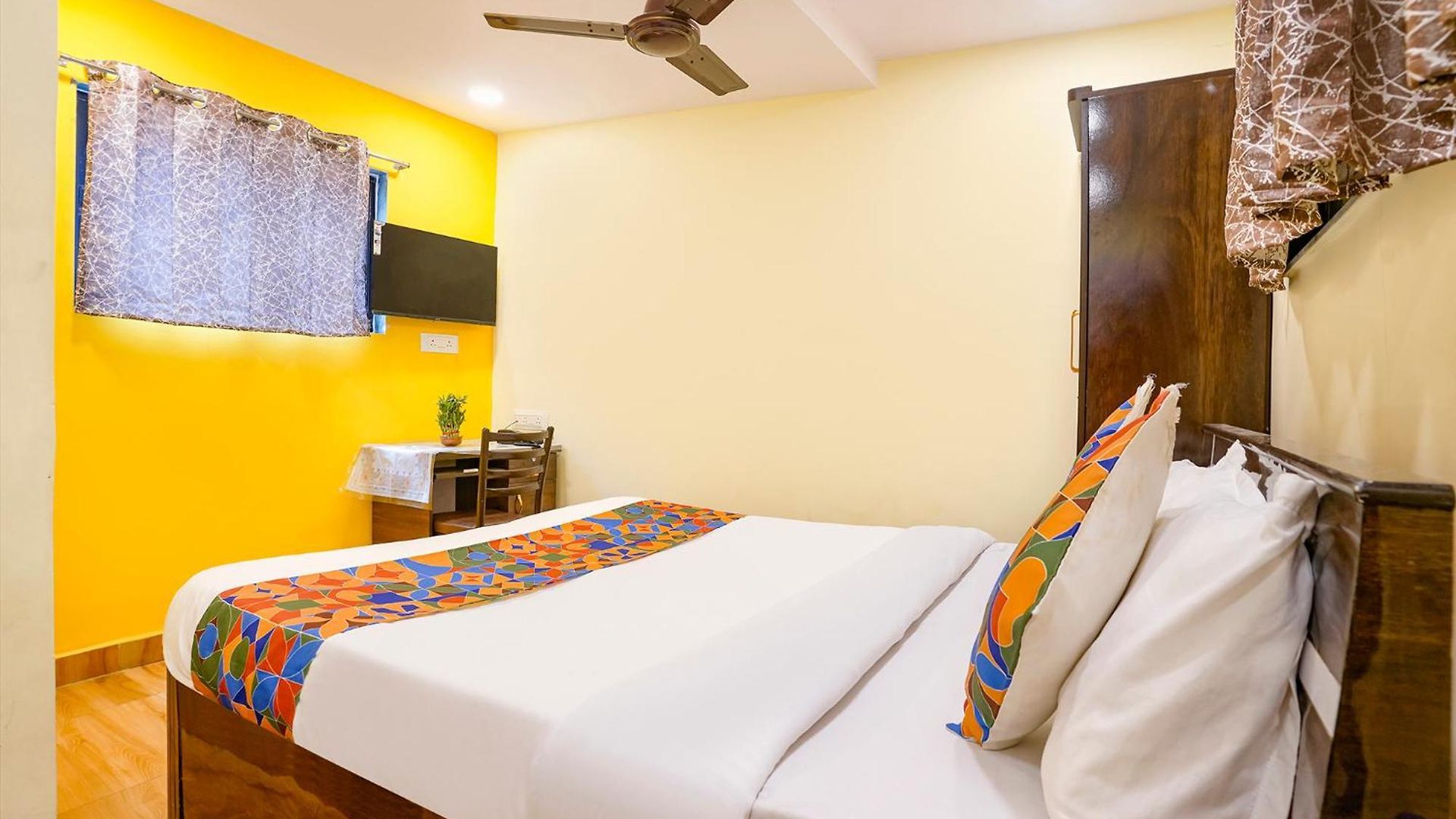 Fabhotel Metro Galaxy - Nesco Exhibition Centre