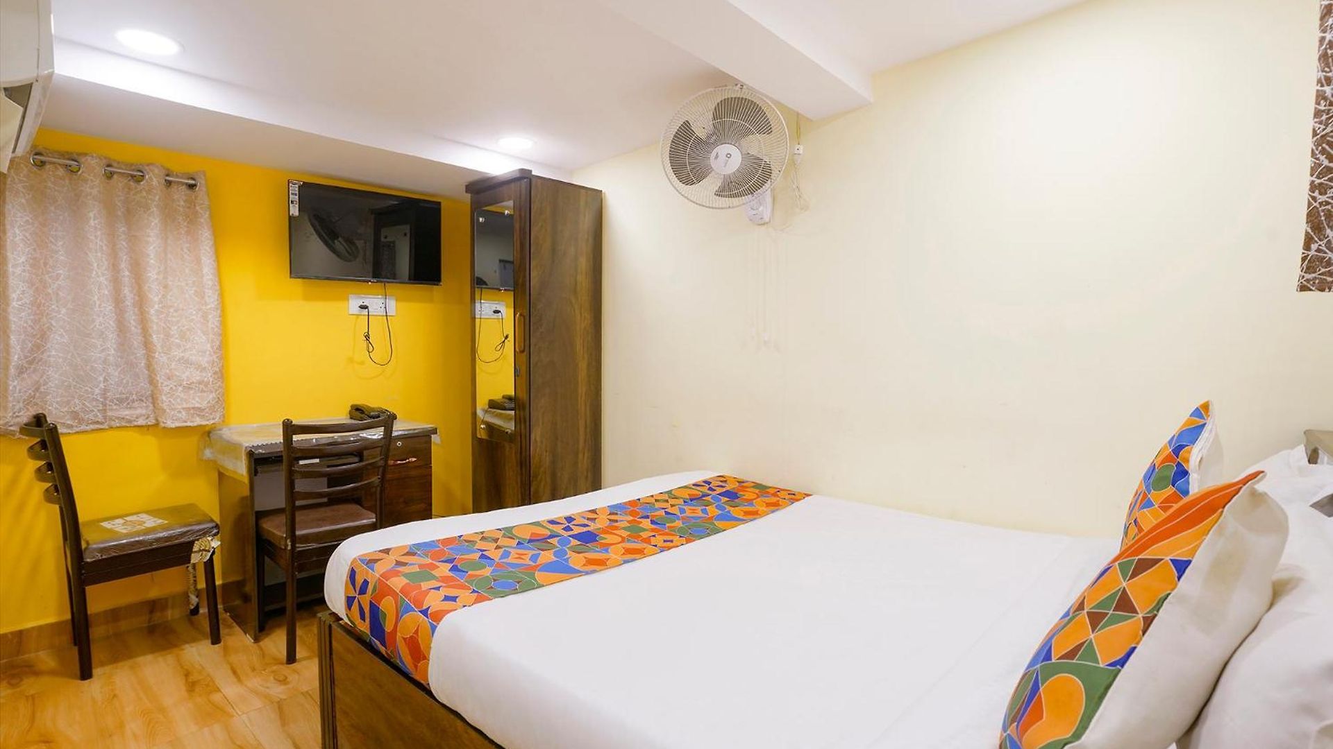 Fabhotel Metro Galaxy - Nesco Exhibition Centre Guest house