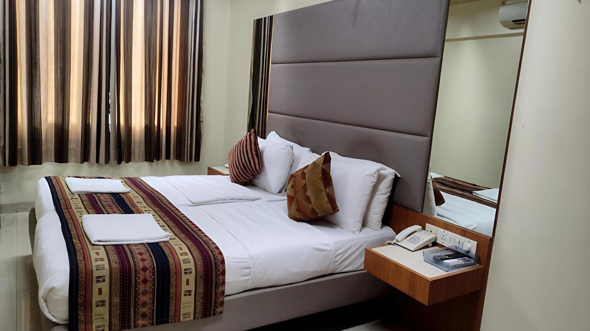 Empire Hotel 2*