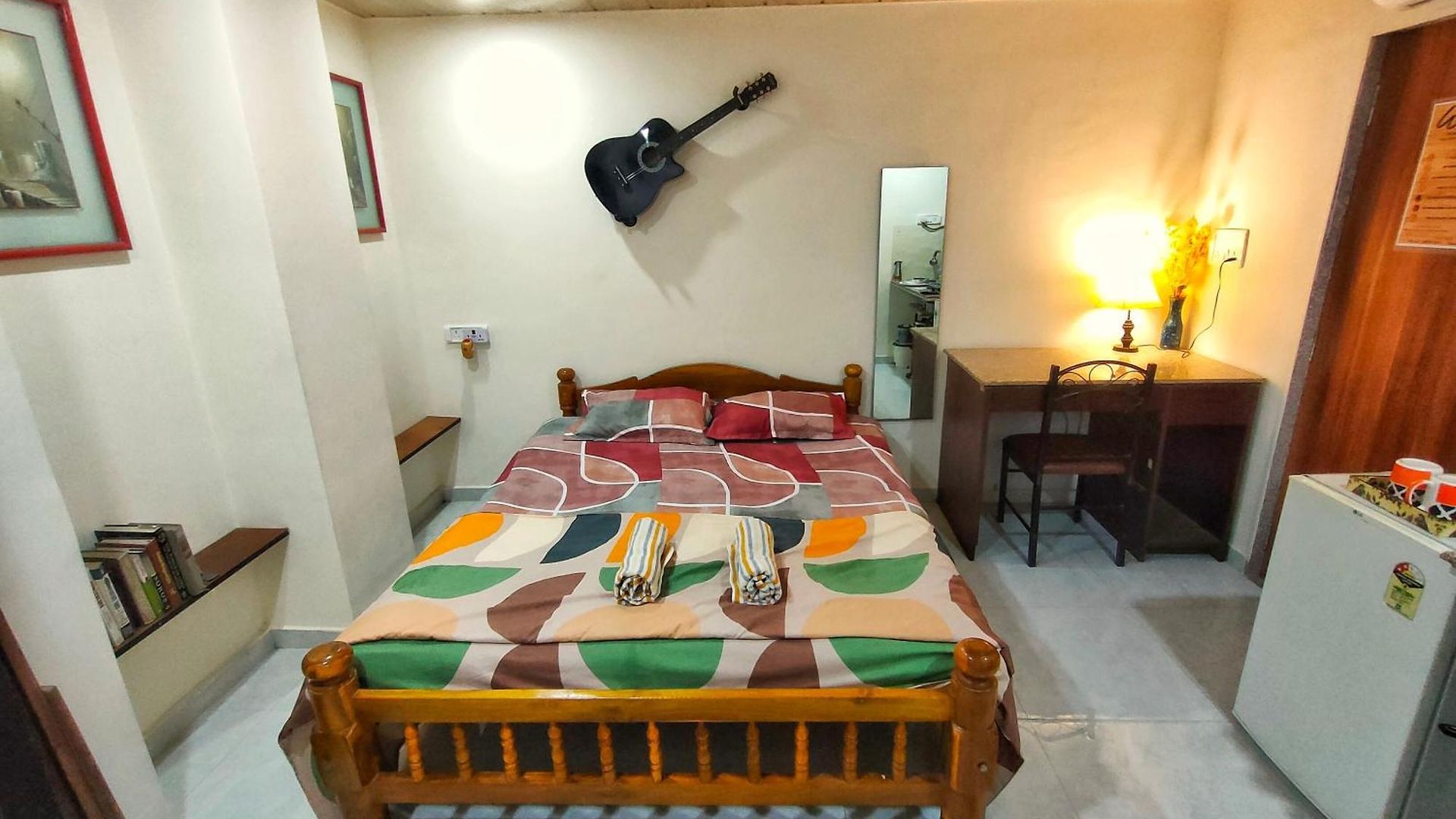 Ebony - Ac, Kitchenette, Ensuite, Independent Homestay