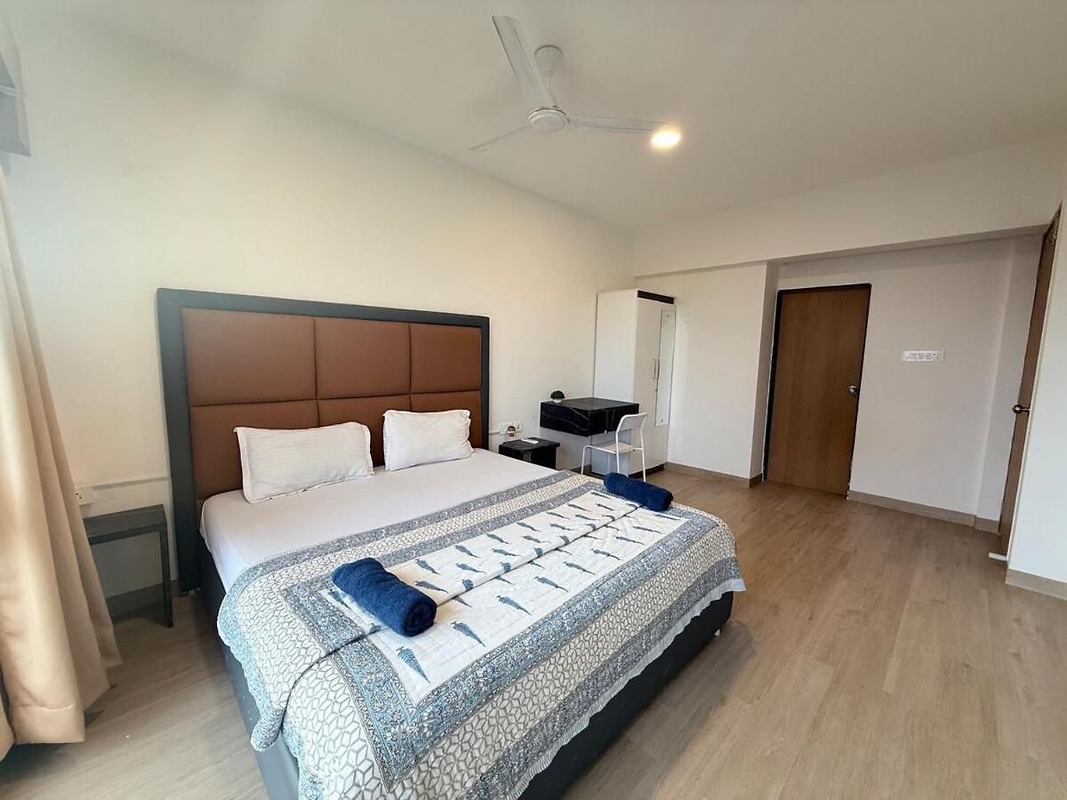Coastal Chic - 10min From Airport Apartment