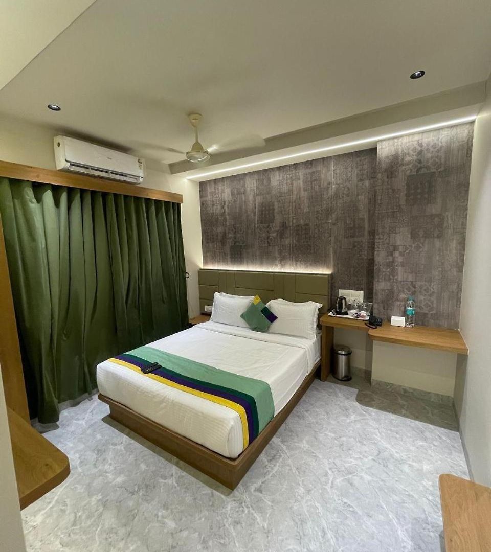 Glitz T2 Grand-next To Intl Airport Mumbai