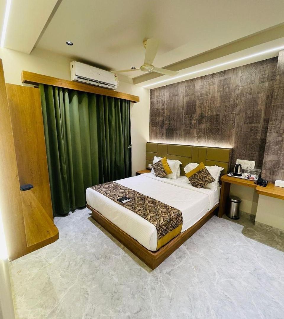 Hotel Glitz T2 Grand-next To Intl Airport Mumbai