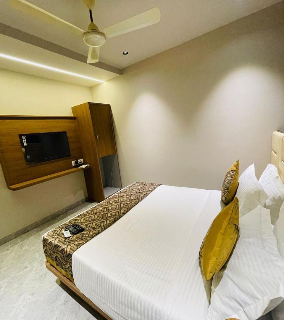 Glitz T2 Grand-next To Intl Airport Mumbai
