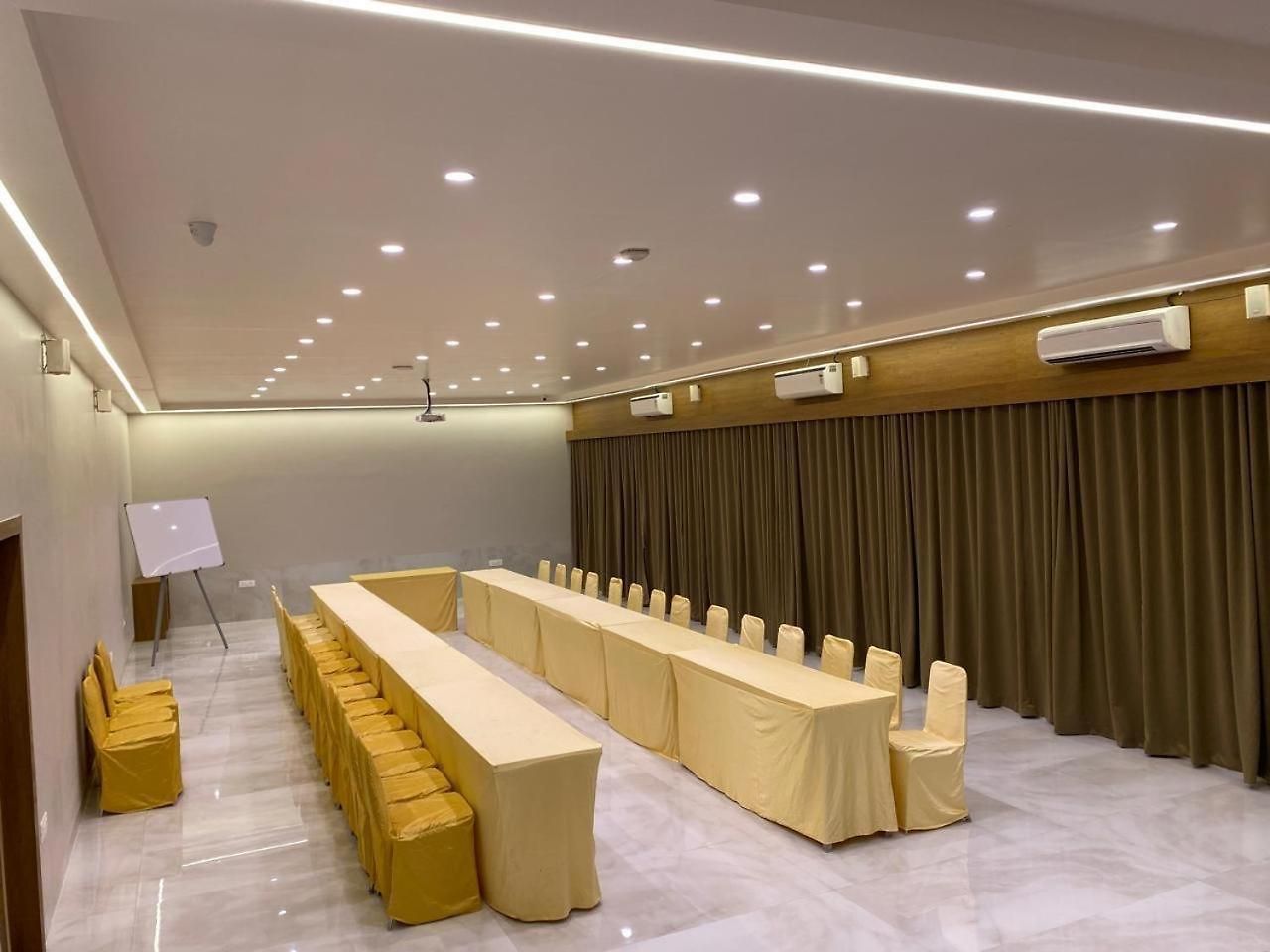 Double Crown Airport T2 Hotel
