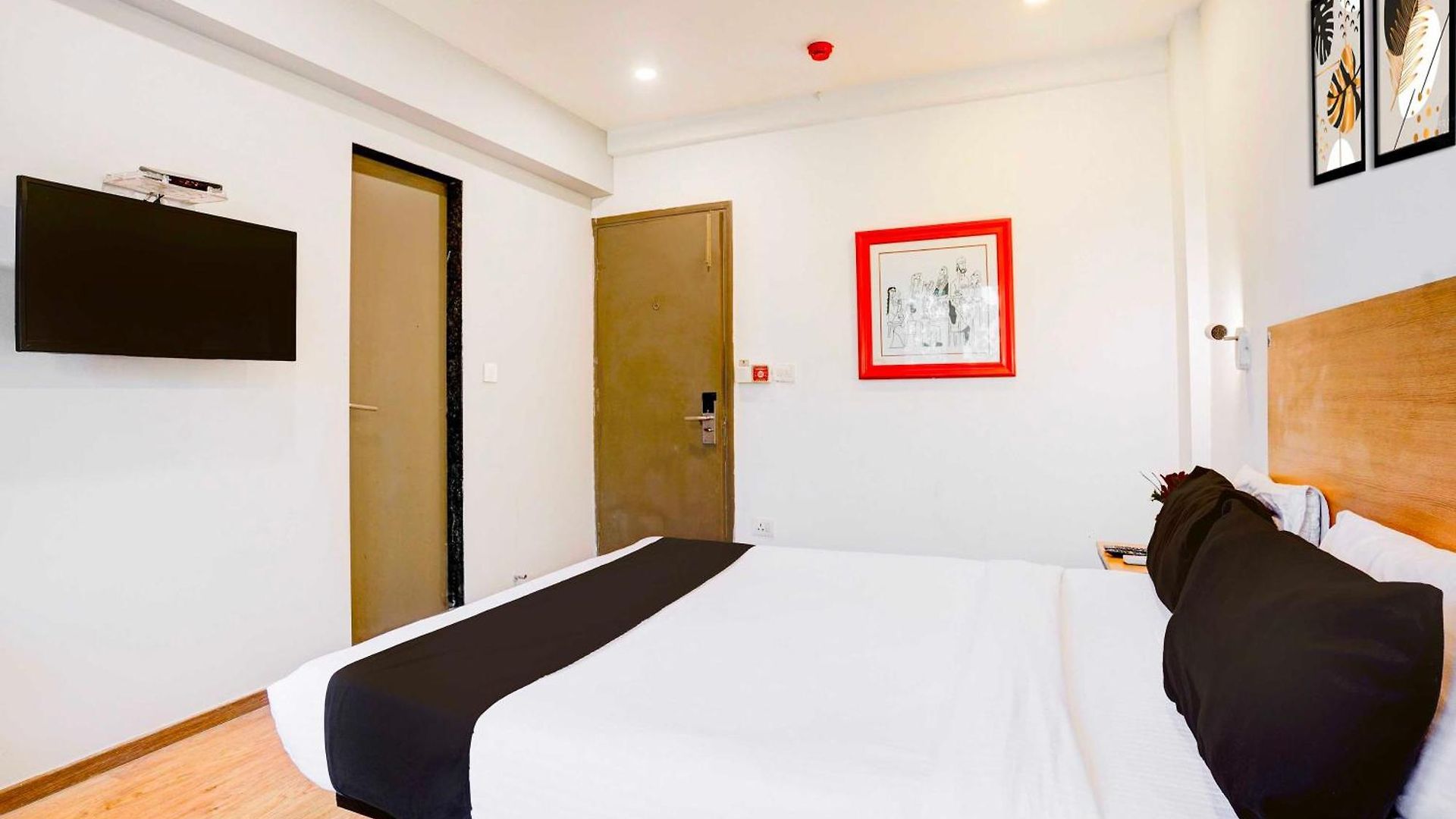 Hotel O Khar The Unicontinental 3*