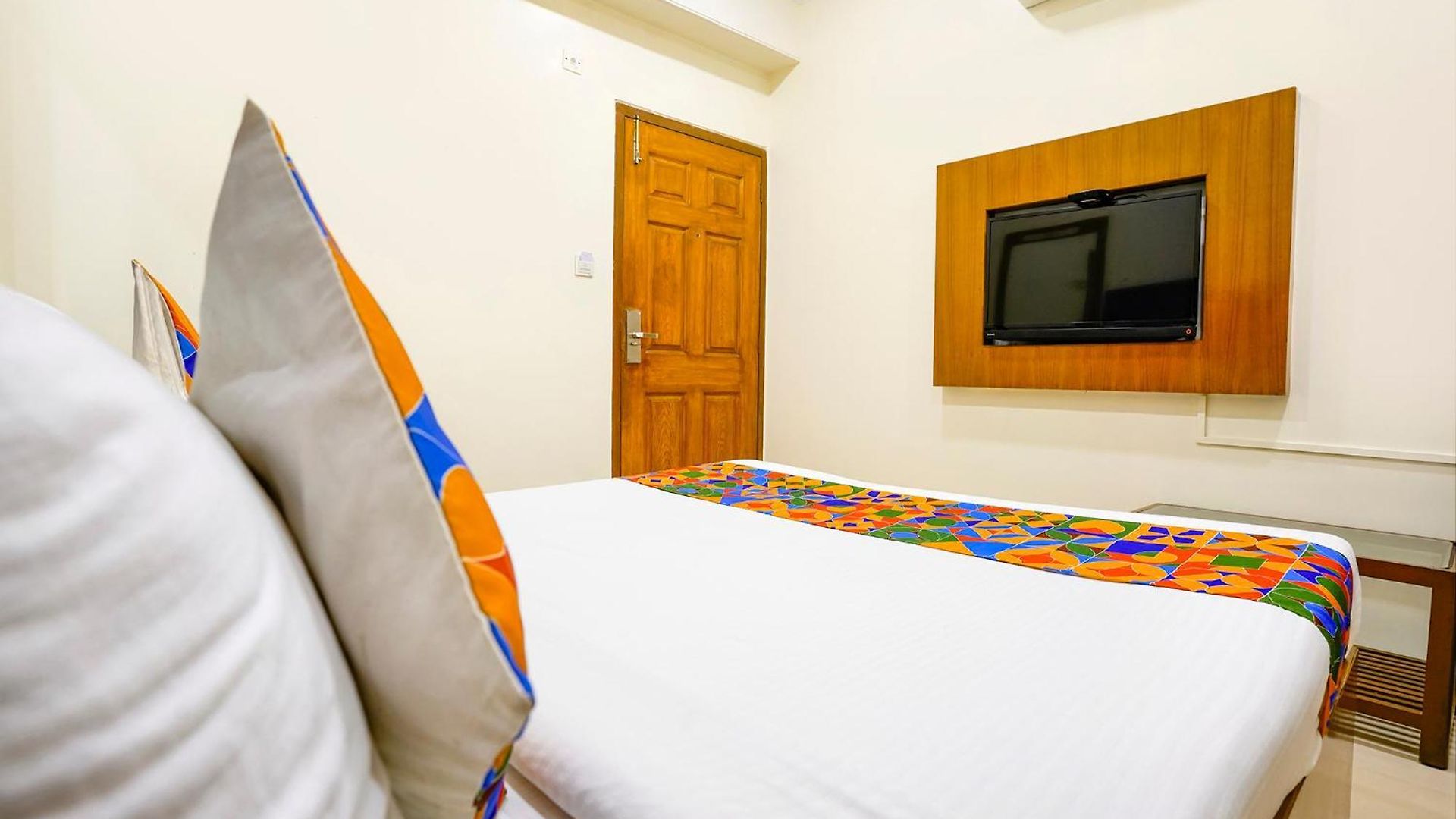 Fabhotel Cruz Royale - Nr- Bandra West Hotel