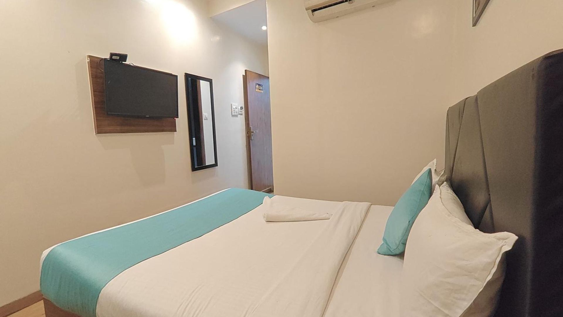 Hotel Deluxe Residency Nr- International Airport Mumbai