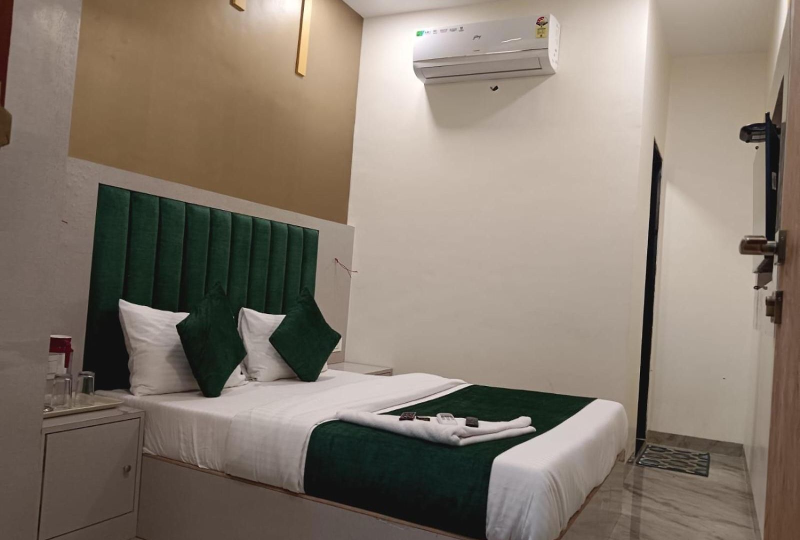 Priceless Galaxy Nesco Goregoan 2* Mumbai