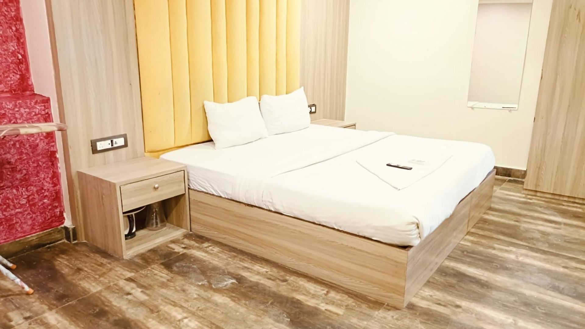 Glitz Priceless-lokhandwala Hotel Mumbai