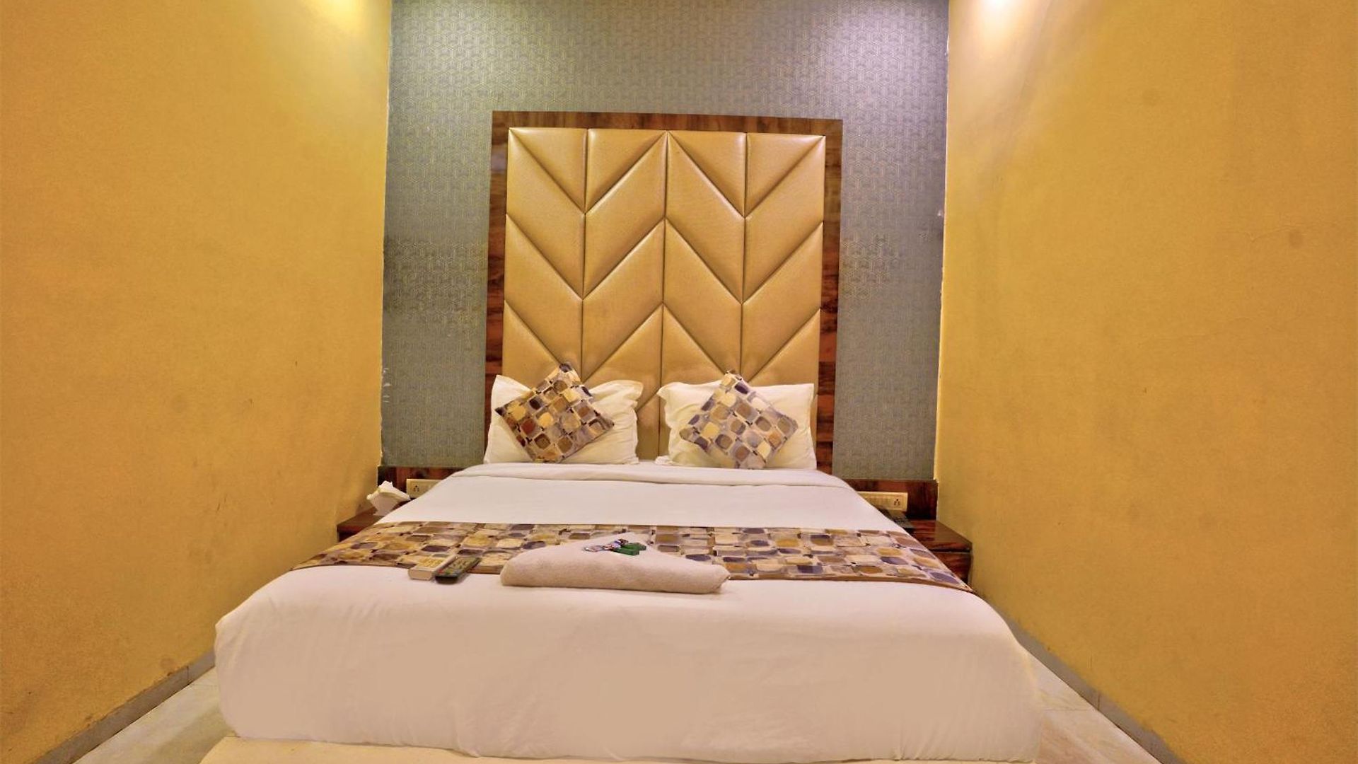 Magnet Terminal-2 Hotel