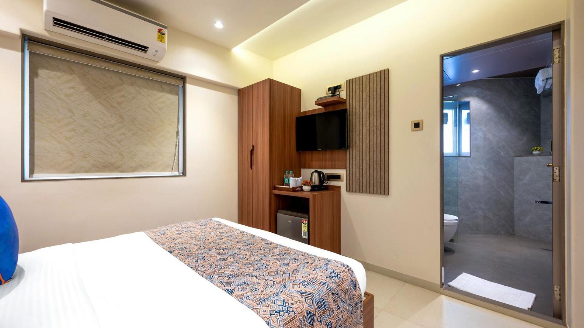 Kalpana Palace, Hotel