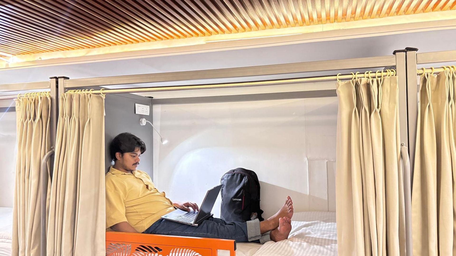 Ostelo Airport Hostel *