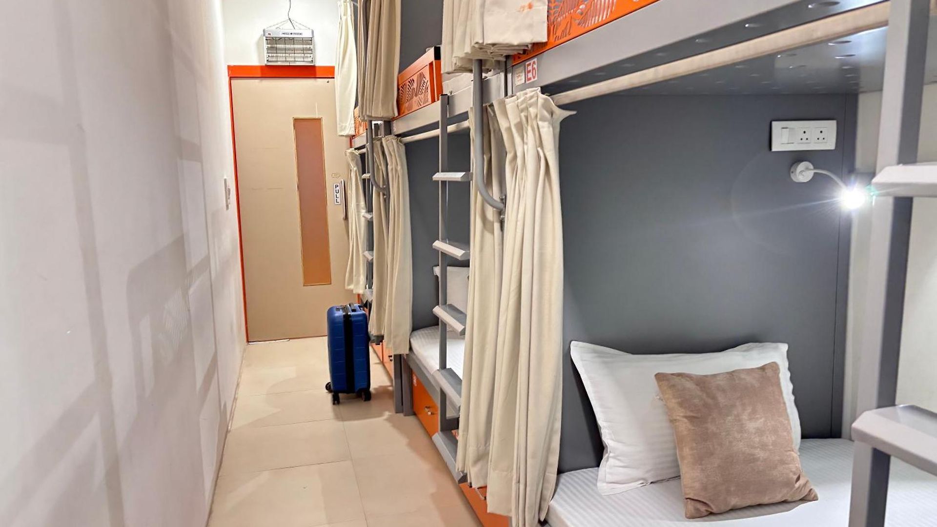 Hostel Ostelo Airport *