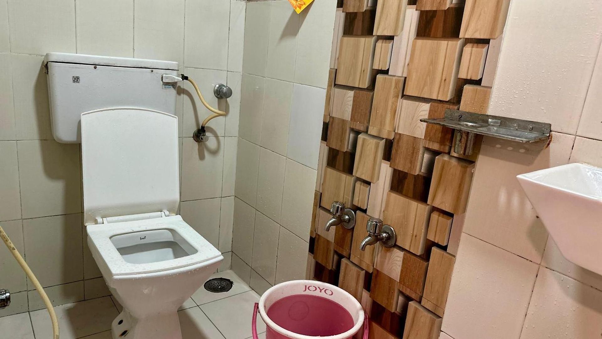 Hotel Metro Plaza Near Barc 2*