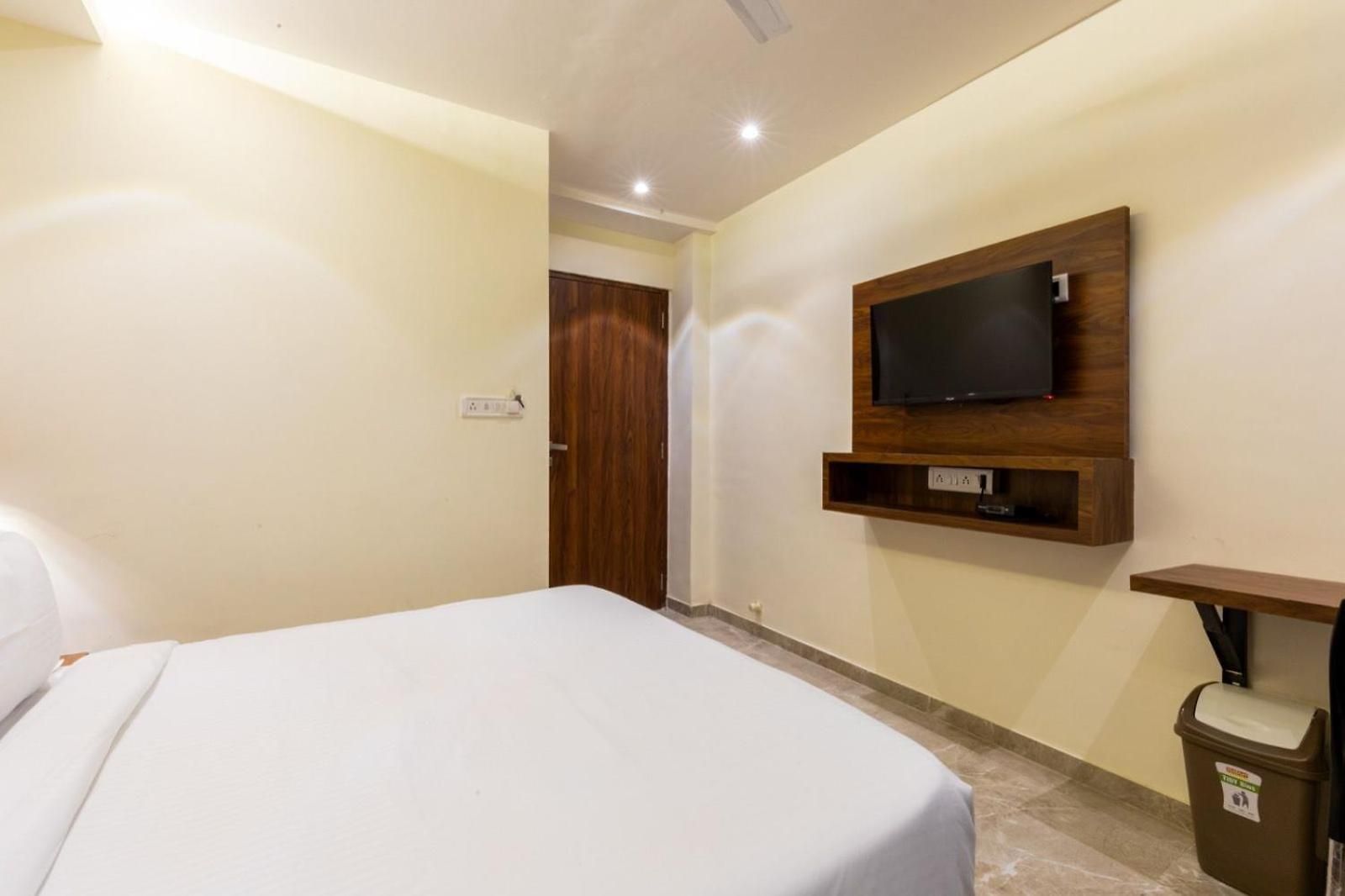 Guest house Antlers Near Borivali Railway Station 2*
