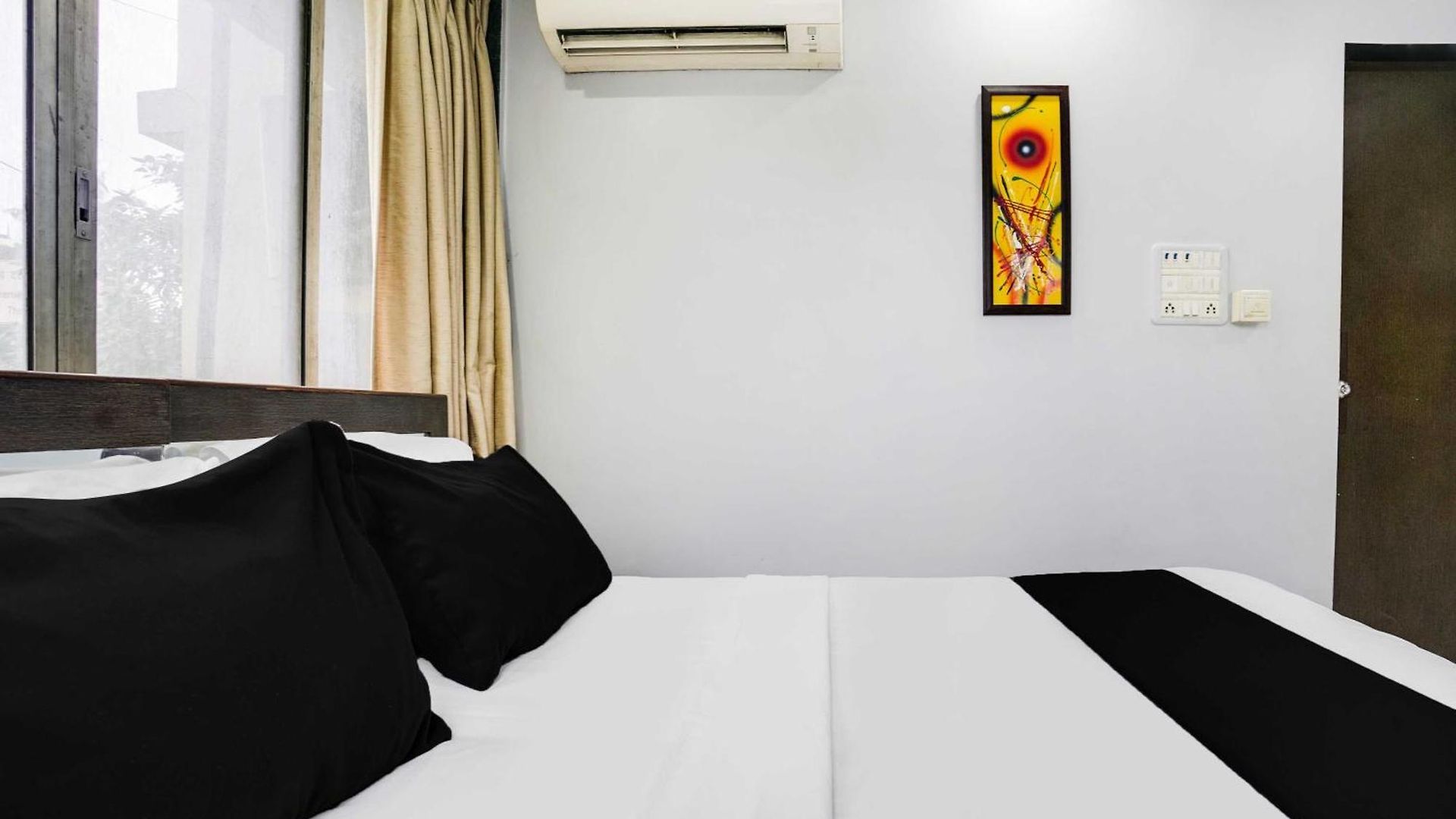 Townhouse Andheri Near Airport We Hotel 3*