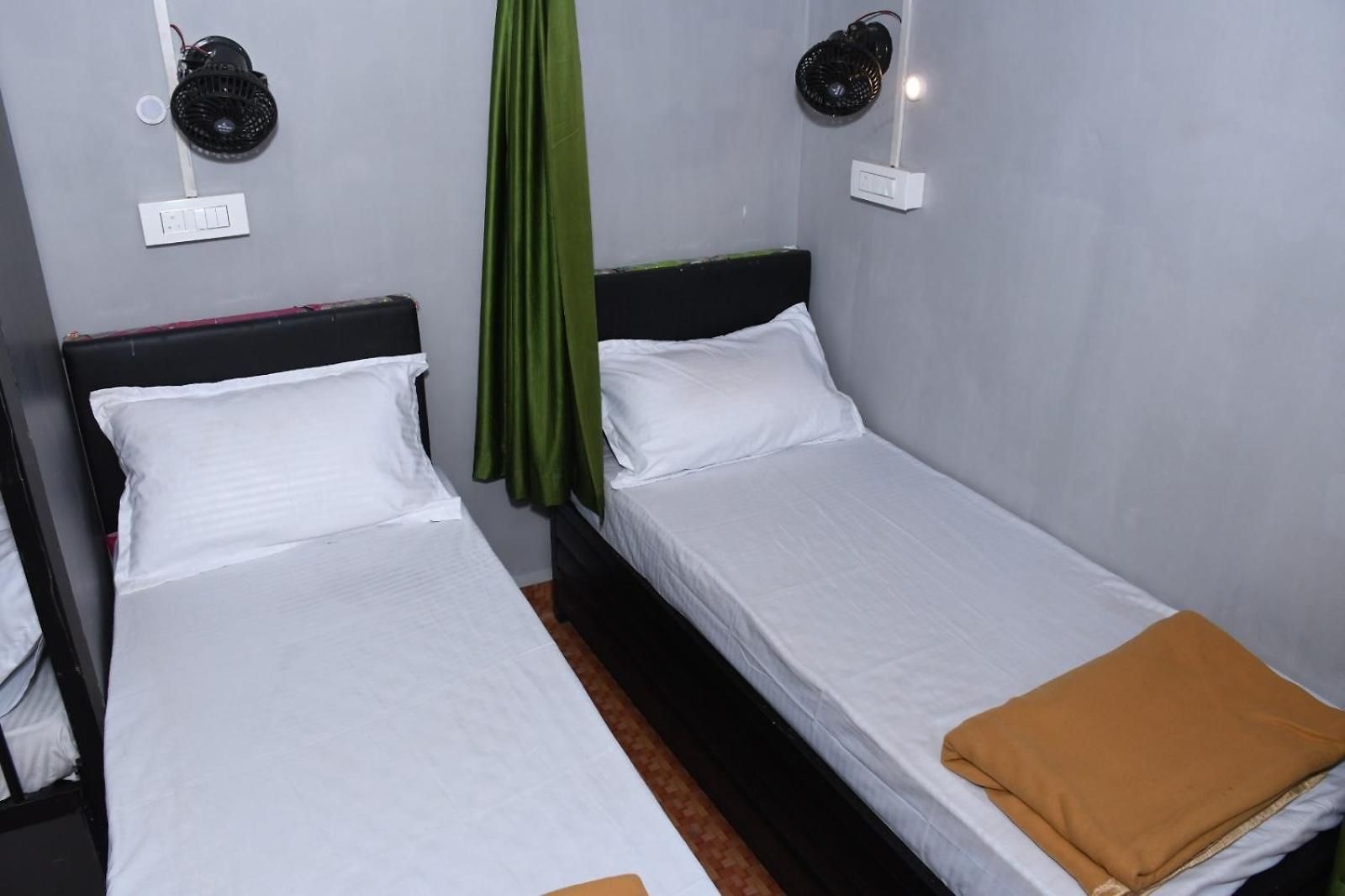 Hangout Hostel *