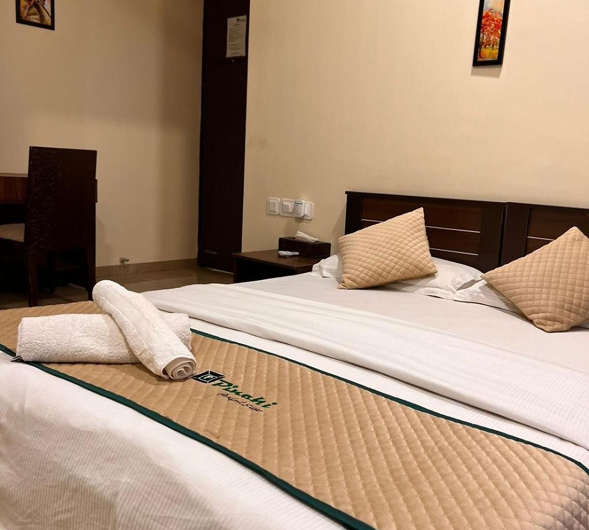 Pinaki Comfort Malad - Near Nesco & Oberoi Mall 3*