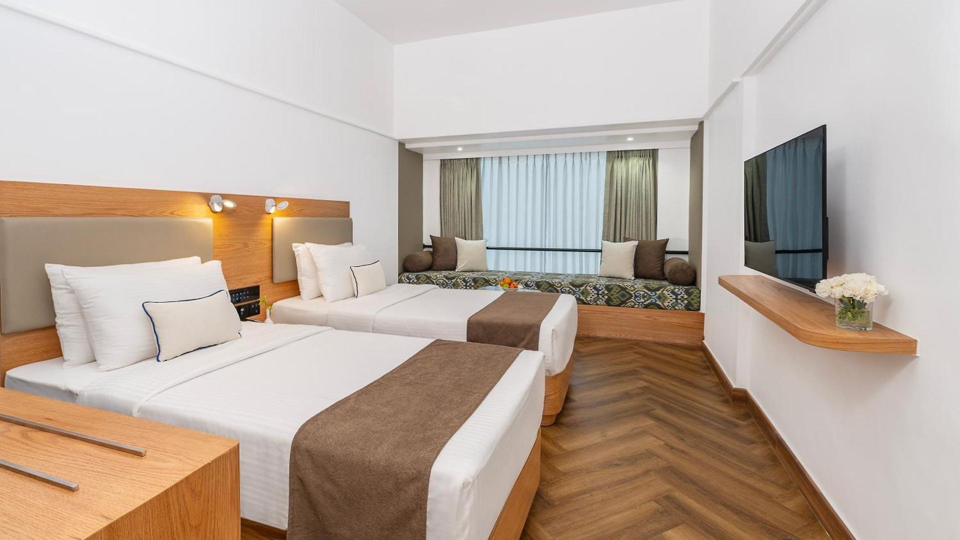 Hotel Kohinoor Continental, Airport