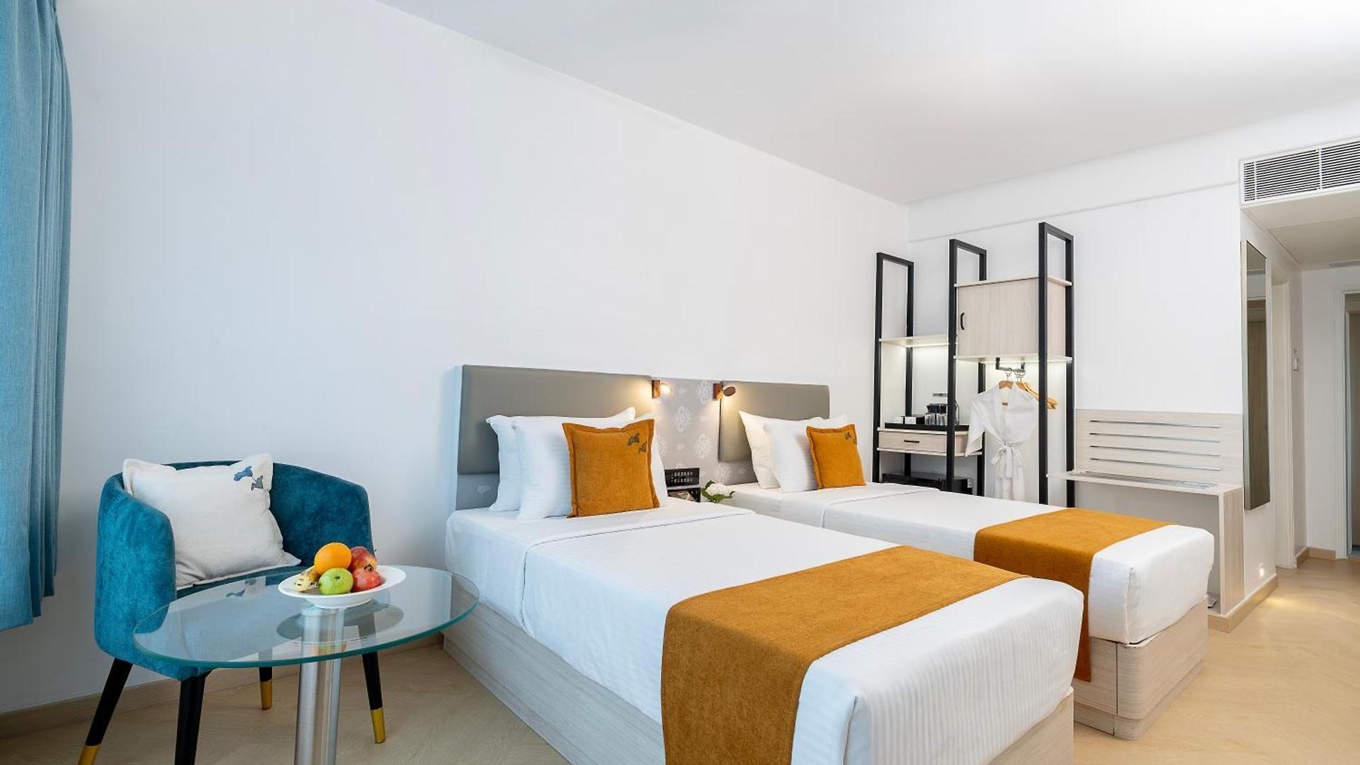 Kohinoor Continental, Airport Hotel 4*