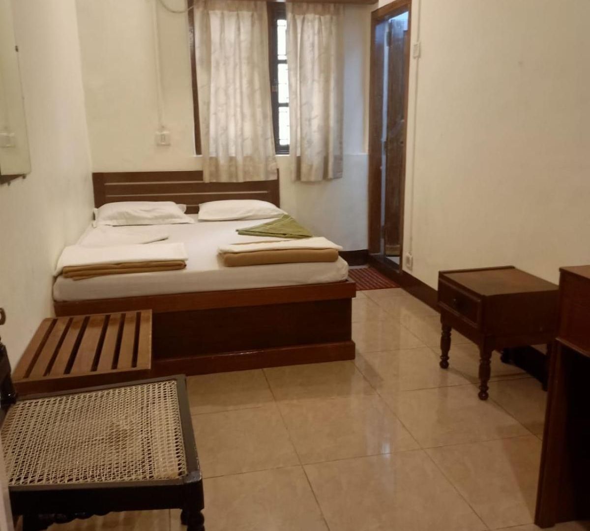 Bentleys Hotel 3*
