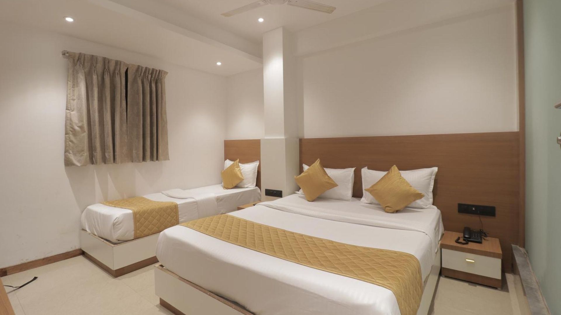 Malad Opposite Malad Railway Station 3*