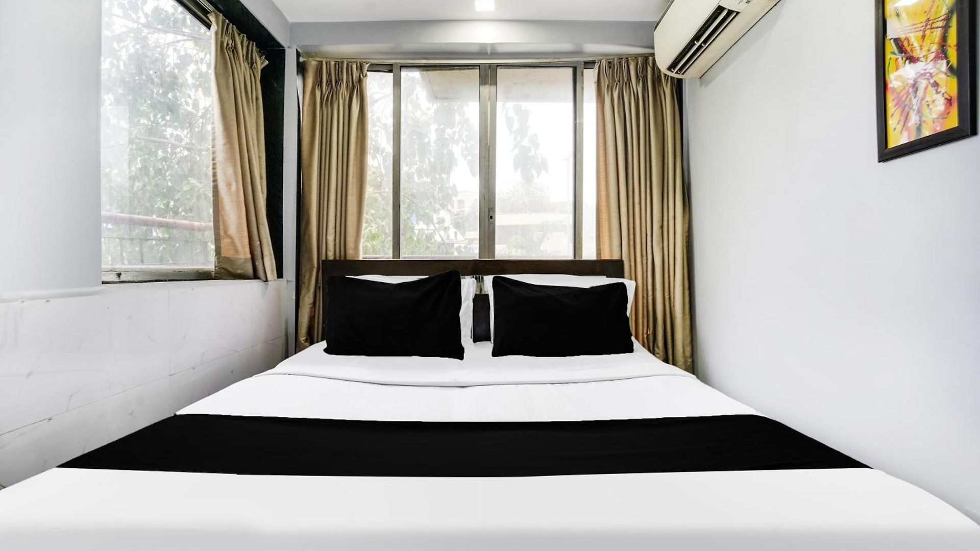 Hotel Collection O Andheri Near Airport Formerly We 4*