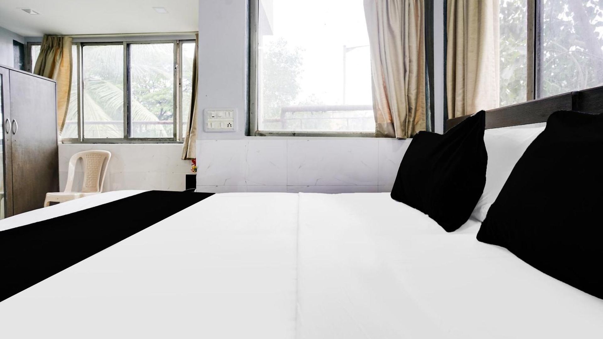 Hotel Collection O Andheri Near Airport Formerly We 4*